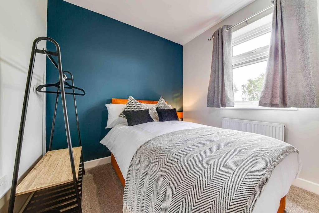 The Collier's Rest: 3 Bed In South Yorks With Parking & Garden. Holiday home Barnsley