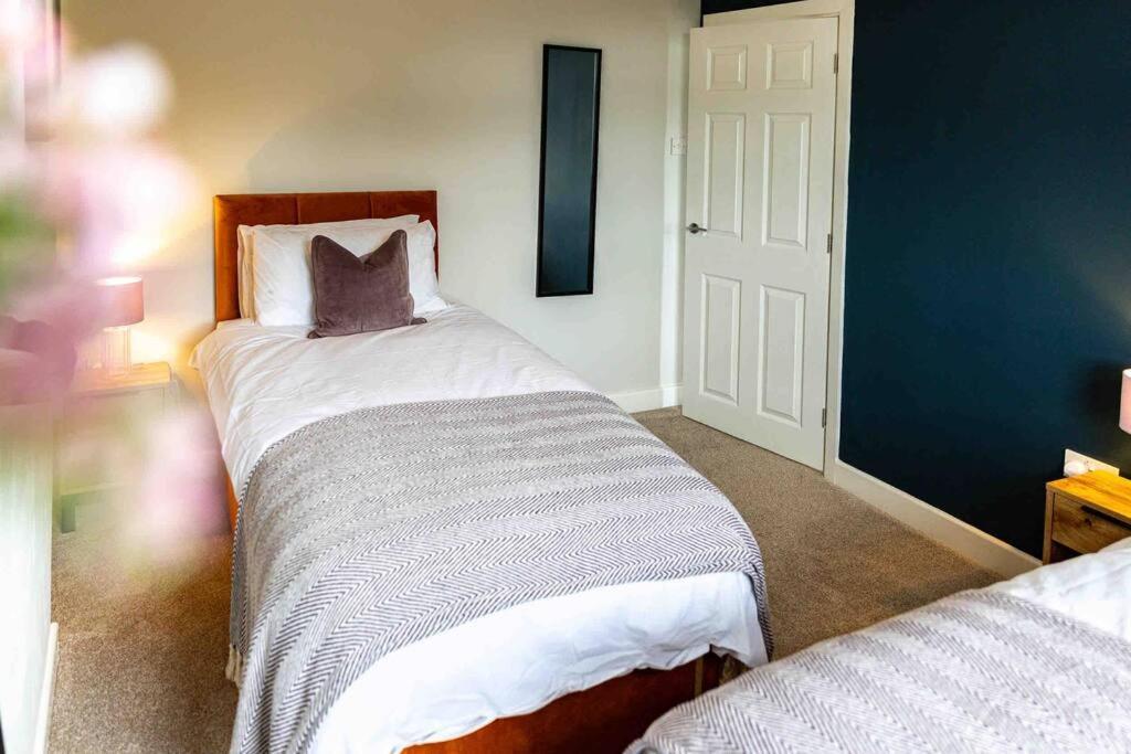 The Collier's Rest: 3 Bed In South Yorks With Parking & Garden.